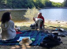 Discussion au bord du lac